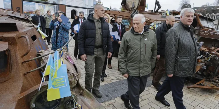 Borrell visita Kiev y segura que el despliegue norcoreano supone la «globalización» de la guerra