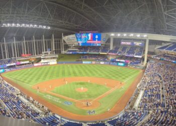 Magallanes y Leones pusieron a vibrar a una multitud en el estadio de los Marlins de Miami