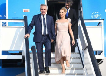 Acusan a Alberto Fernández de violar orden de restricción contra su exesposa Fabiola Yáñez