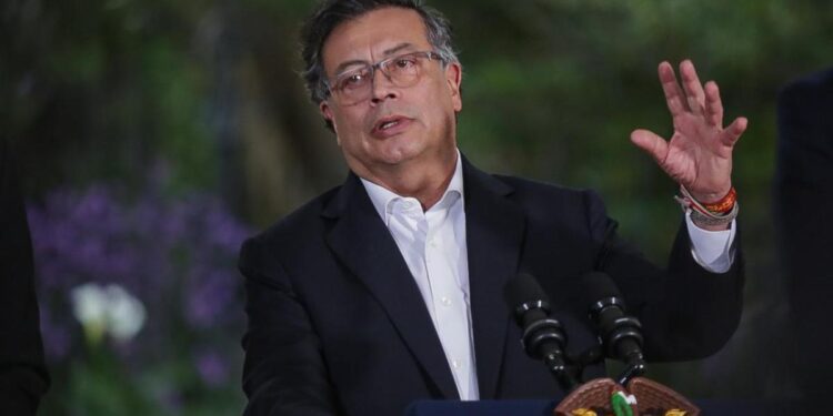 Petro suspende su viaje a la COP29 por el «colapso climático» en Colombia