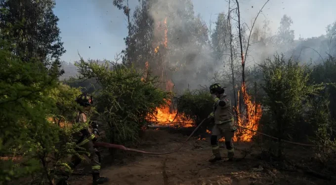 Chile declara alerta roja por incendios forestales en cinco comunidades