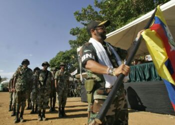 Colombia nombra a 18 exjefes paramilitares como mediadores en procesos de paz