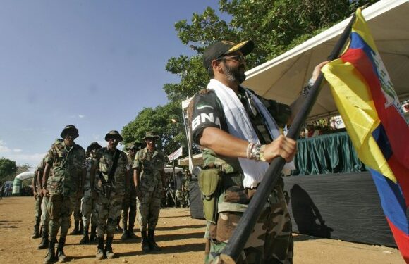 Colombia nombra a 18 exjefes paramilitares como mediadores en procesos de paz