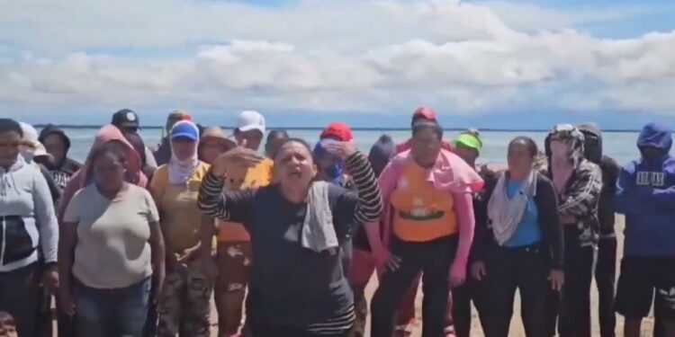 Pescadoras de Falcón exigen renuncia de directora de ambiente de Pdvsa por derrames