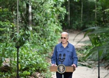 Desde la Amazonía, Biden llama a proteger la selva y desafía a Trump