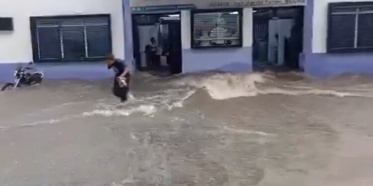 Fuertes lluvias inundan el Hospital Pérez de León