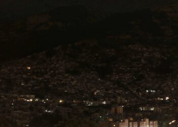 Ecuador reduce la cantidad de horas de los apagones tras acuerdo energético con Colombia