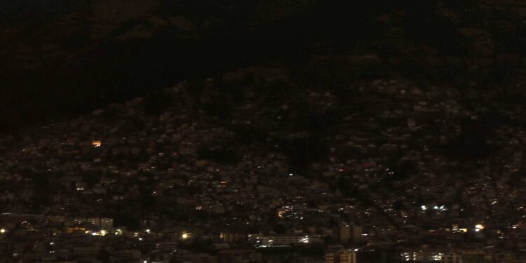 Ecuador reduce la cantidad de horas de los apagones tras acuerdo energético con Colombia