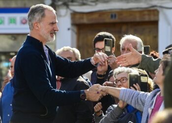 Reyes de España regresan a zona devastada en Valencia tras rechazo en primera visita