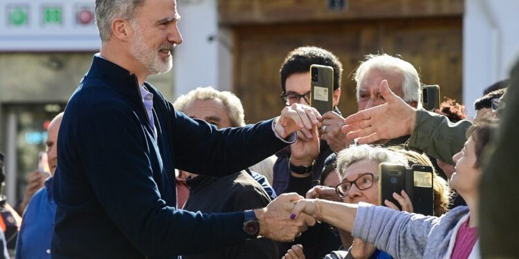 Reyes de España regresan a zona devastada en Valencia tras rechazo en primera visita