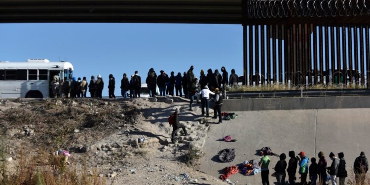 Migrantes con cita de asilo en la frontera de México temen ser expulsados por Trump