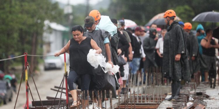 Sube a tres la cifra de muertos en Honduras por la tormenta Sara