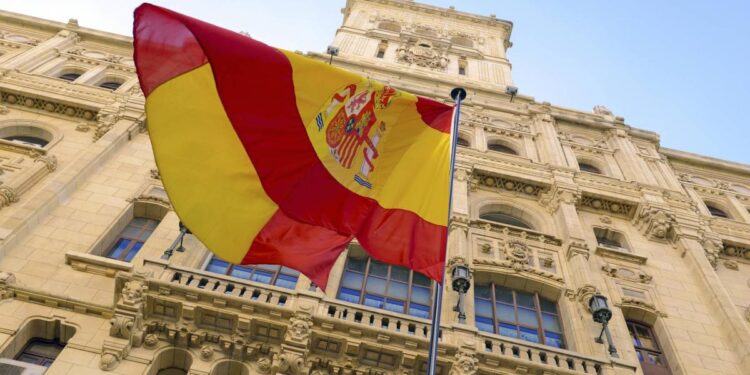 España simplifica requisitos para te regularizar a migrantes sin papeles