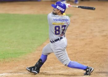 Magallanes exhibe demoledora ofensiva, para aplastar a los Leones del Caracas, 18-3, en el Estadio Monumental