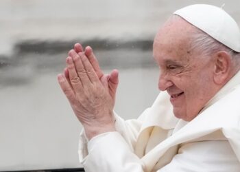 Papa Francisco simplifica funerales y pide ser sepultado en un ataúd de madera sencillo