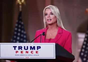 Trump postula a la exfiscal Pam Bondi como nueva candidata para secretaria de Justicia