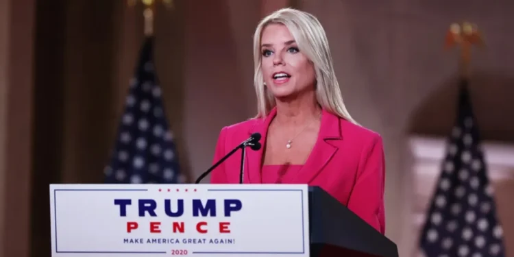 Trump postula a la exfiscal Pam Bondi como nueva candidata para secretaria de Justicia
