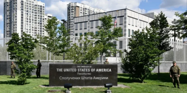 EEUU reabre su embajada en Kiev tras cerrar temporalmente por riesgo de ataques
