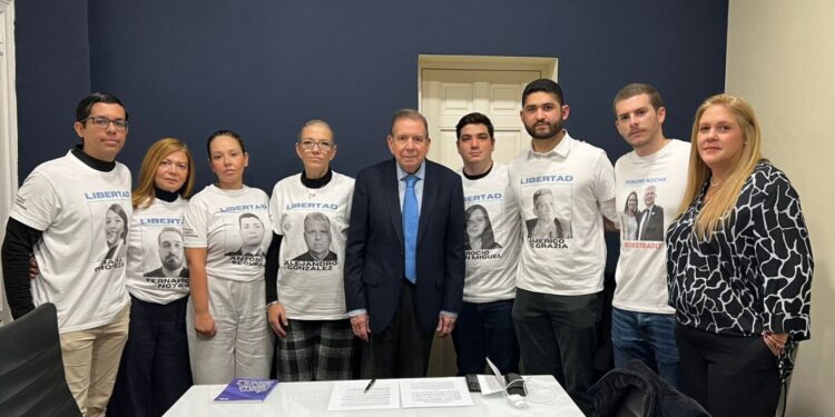 Edmundo González se reunió con familiares de presos políticos y reitera su compromiso con su liberación