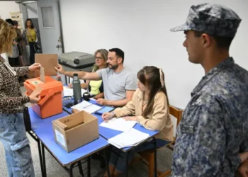 Uruguay acude a las urnas para elegir en segunda vuelta a su futuro presidente