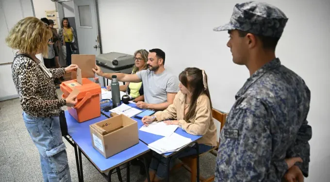 Uruguay acude a las urnas para elegir en segunda vuelta a su futuro presidente