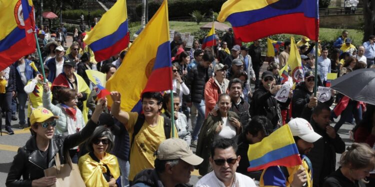 Colombianos marchan en contra el Gobierno en al menos 20 ciudades: “fuera Petro”