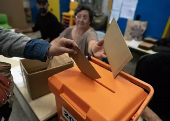 La participación en las presidenciales de Uruguay llega al 44% a mediodía mientras votan candidatos y líderes políticos