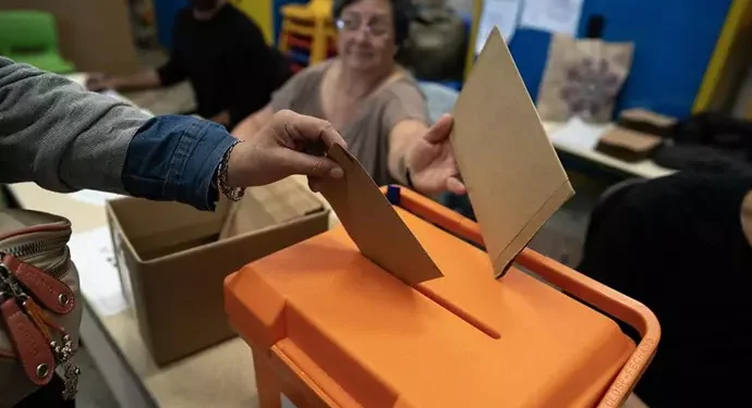 La participación en las presidenciales de Uruguay llega al 44% a mediodía mientras votan candidatos y líderes políticos