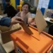 La participación en las presidenciales de Uruguay llega al 44% a mediodía mientras votan candidatos y líderes políticos