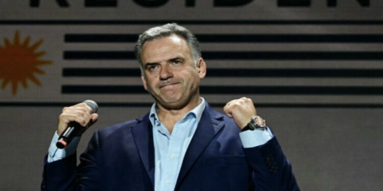 Yamandú Orsi gana segunda vuelta y la izquierda regresa al poder en Uruguay