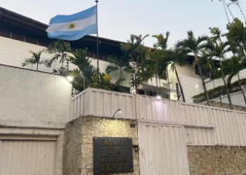 Embajada de Argentina en Caracas continúa bajo asedio este lunes por parte del régimen de Nicolás Maduro