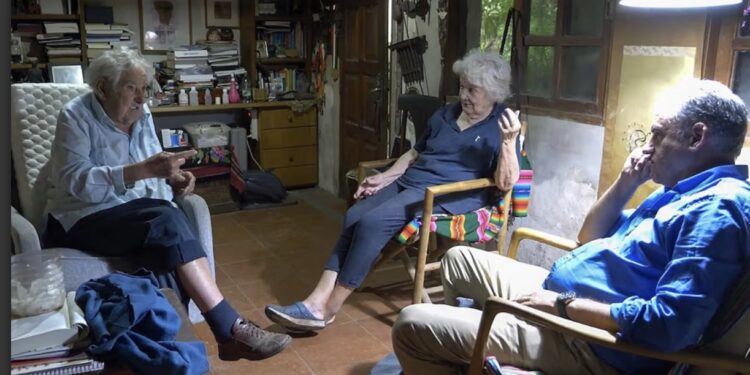 Yamandú Orsi visitó a «Pepe» Mujica para «ponerse al día en todos los temas» de Uruguay