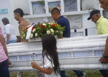 Aparece muerta en una fosa común niña colombiana reclutada por las FARC