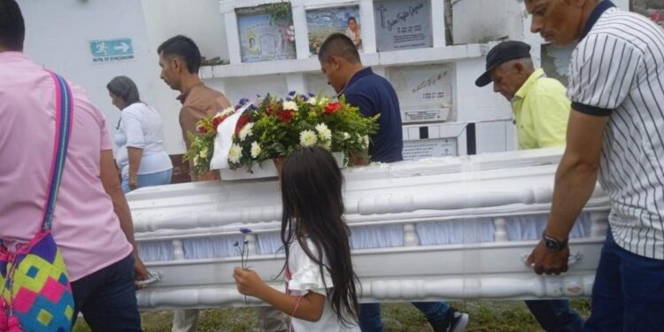 Aparece muerta en una fosa común niña colombiana reclutada por las FARC