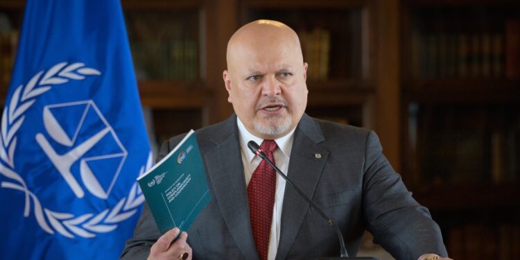 Víctimas del régimen presionan al fiscal Karim Khan para que arresten de Maduro