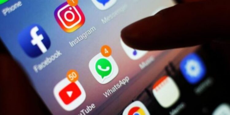 Australia aprueba ley que prohíbe acceso de menores de 16 años a las redes sociales
