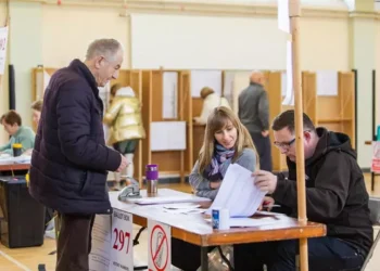 Los irlandeses votan en unas reñidas elecciones legislativas