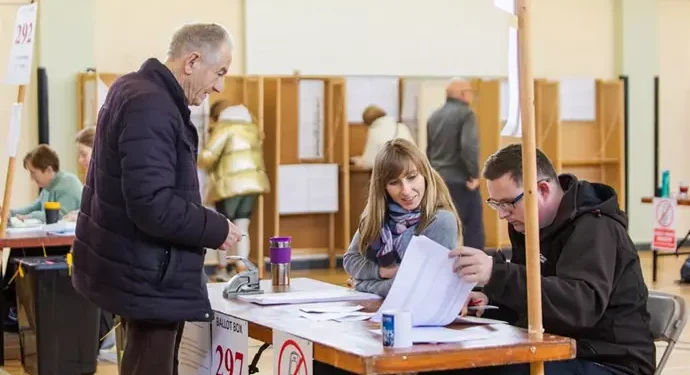 Los irlandeses votan en unas reñidas elecciones legislativas