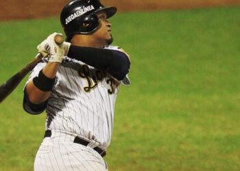 Leones derrota a Tiburones en el Universitario y alcanza su quitan victoria