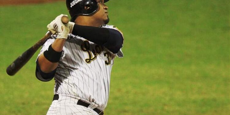 Leones derrota a Tiburones en el Universitario y alcanza su quitan victoria