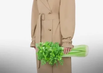 Moschino lanza una cartera con forma de célery por casi 7.000 dólares