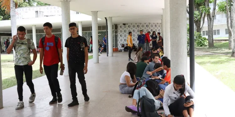 Alumnos protestan en la UCV ante posible suspensión de elecciones estudiantiles