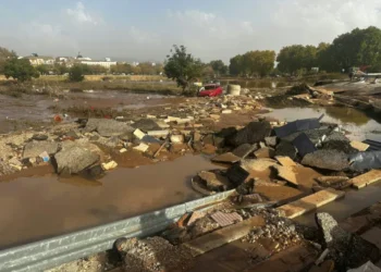 España envía más militares a combatir la devastación de unas inundaciones que dejaron ya más de 200 muertos