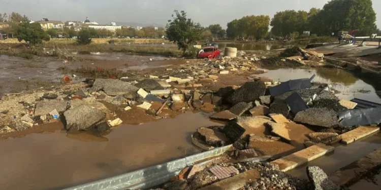 España envía más militares a combatir la devastación de unas inundaciones que dejaron ya más de 200 muertos