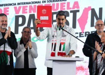 Nicolás Maduro firma la ley que ordena 30 años de prisión a quienes promuevan sanciones