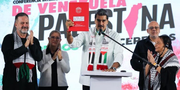 Nicolás Maduro firma la ley que ordena 30 años de prisión a quienes promuevan sanciones