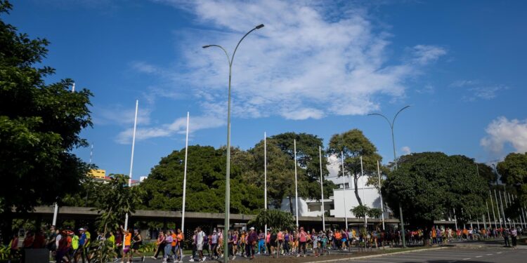 Más de 600 venezolanos asistieron a caminata convocada por la UE contra la violencia a la mujer
