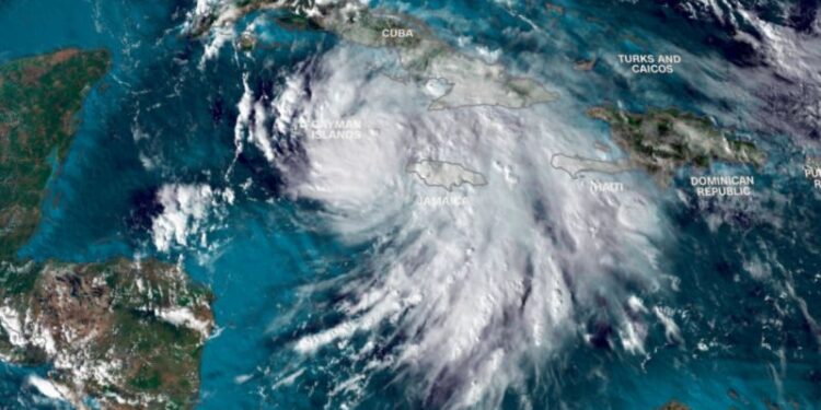 El huracán Rafael cruzó el oeste de Cuba como categoría 3 y provocó un nuevo apagón nacional