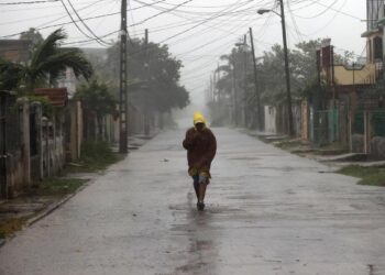 «Nunca había visto algo así», cubanos se encuentran atónitos ante el paso de Rafael