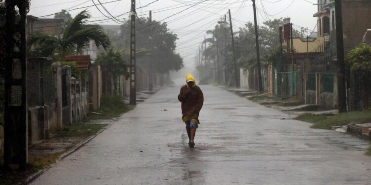 «Nunca había visto algo así», cubanos se encuentran atónitos ante el paso de Rafael